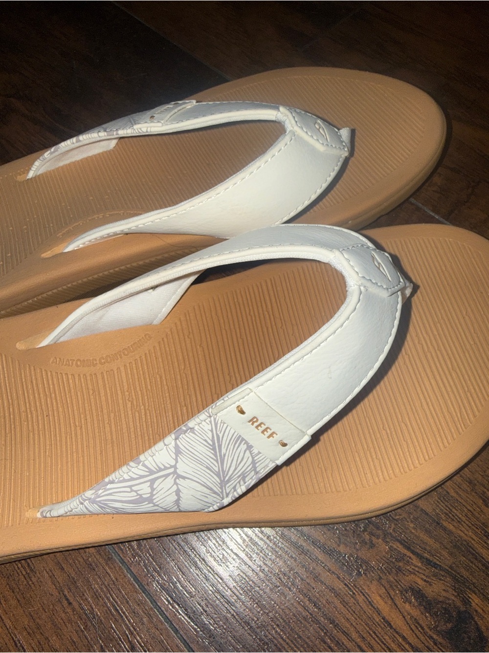 Reef Tan and White Women's Flip Flops NWOT - Picture 4 of 4